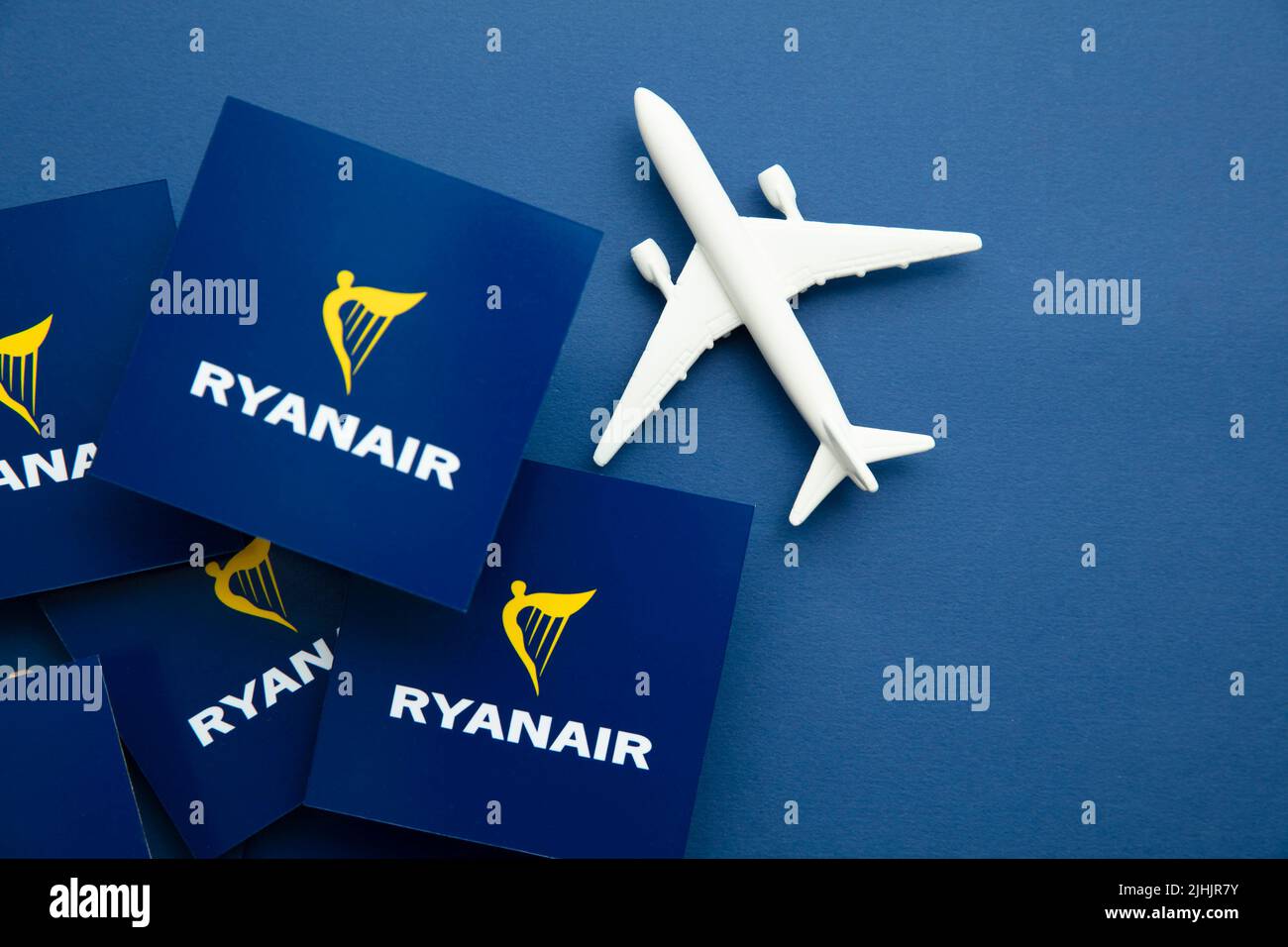 LONDON, Großbritannien – Juli 2022: Logo der Fluggesellschaft Ryanair. Ryanair ist eine britische Billigfluggesellschaft Stockfoto