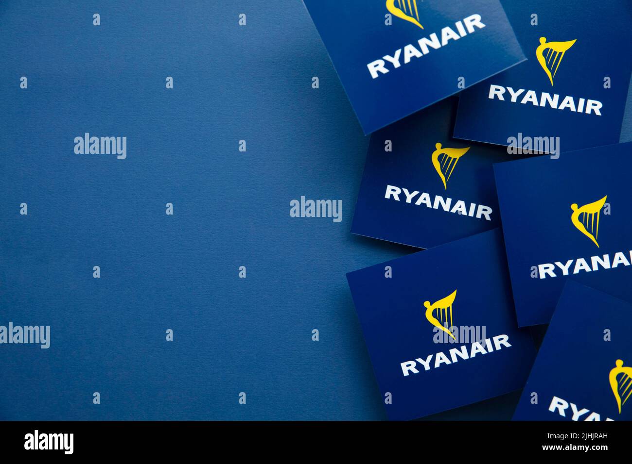 LONDON, Großbritannien – Juli 2022: Logo der Fluggesellschaft Ryanair. Ryanair ist eine britische Billigfluggesellschaft Stockfoto