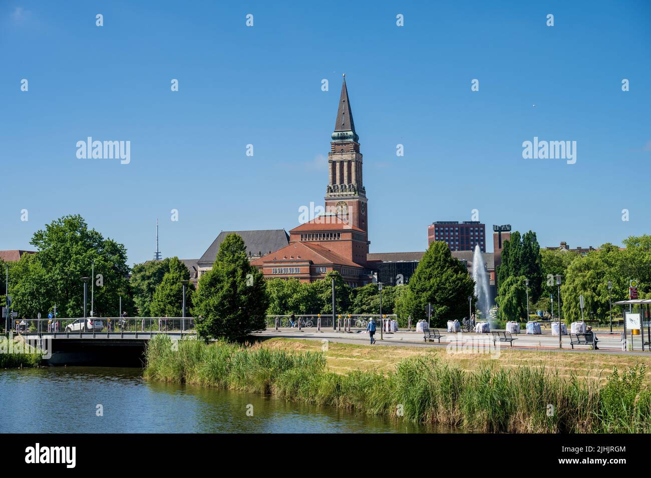 Kiel, Deutschland, Juni 2022 Kieler Woche 2022 Blick über den Kleinen Kiel, die Martensdamm-Brücke und das Kieler Rathaus Stockfoto