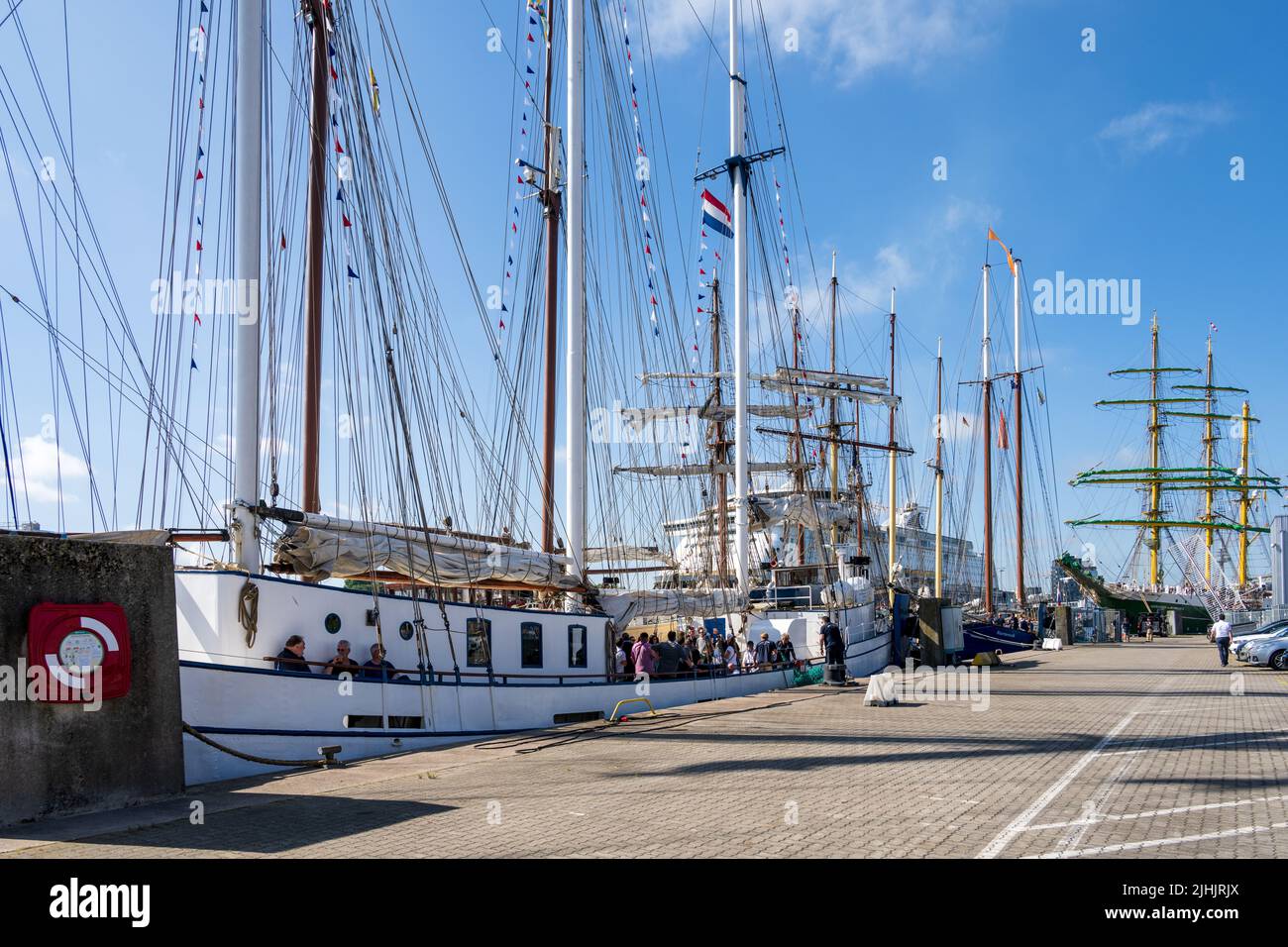 Kiel, Deutschland, Juni 2022 - während der Kieler Woche 2022 am Sartorikai warten traditionelle Segler auf Tagesgäste, die sie zur Regatta Cou bringen Stockfoto