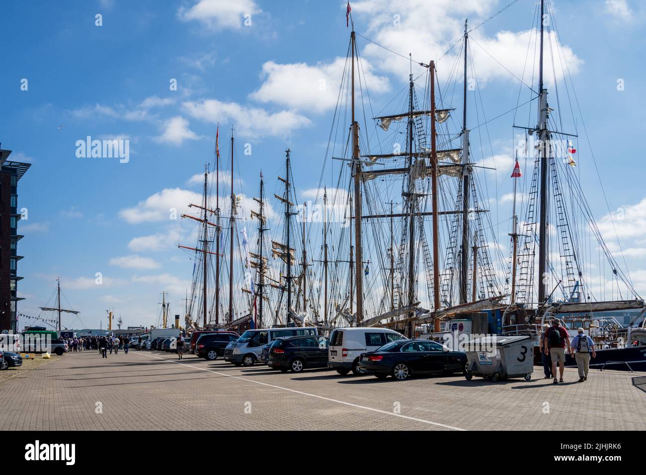 Kiel, Deutschland, Juni 2022 - während der Kieler Woche 2022 am Sartorikai warten traditionelle Segler auf Tagesgäste, die sie zur Regatta Cou bringen Stockfoto