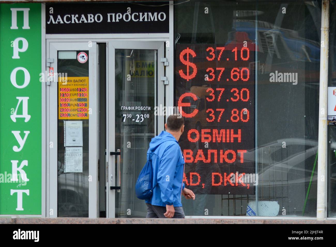 Kiew, Ukraine. 18.. Juli 2022. Ein Mann geht in der Nähe eines Schildes, das den Wechselkurs der ukrainischen Griwna gegen die Fremdwährung in Kiew anzeigt. Der US-Dollar ist in der vergangenen Woche stark gestiegen, aber mehr als vier Monate nach der russischen Invasion in die Ukraine kämpfen Politiker in Kiew darum, den Haushalt am Laufen zu halten, während das Militär des Landes gegen die russische Invasion kämpft. Kredit: SOPA Images Limited/Alamy Live Nachrichten Stockfoto