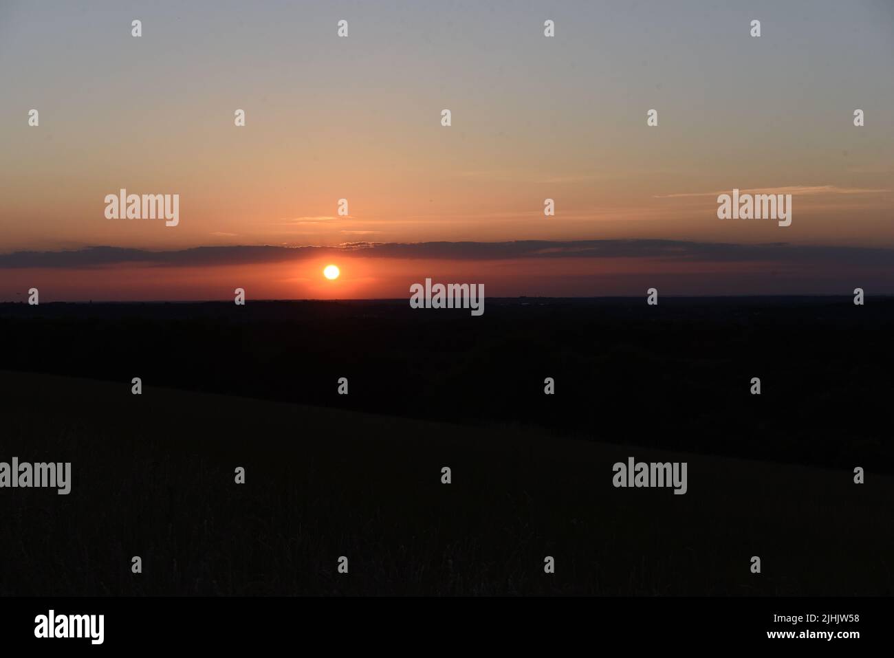 An einem der längsten Sommertage geht die Sonne über Surrey und Hampshire unter Stockfoto