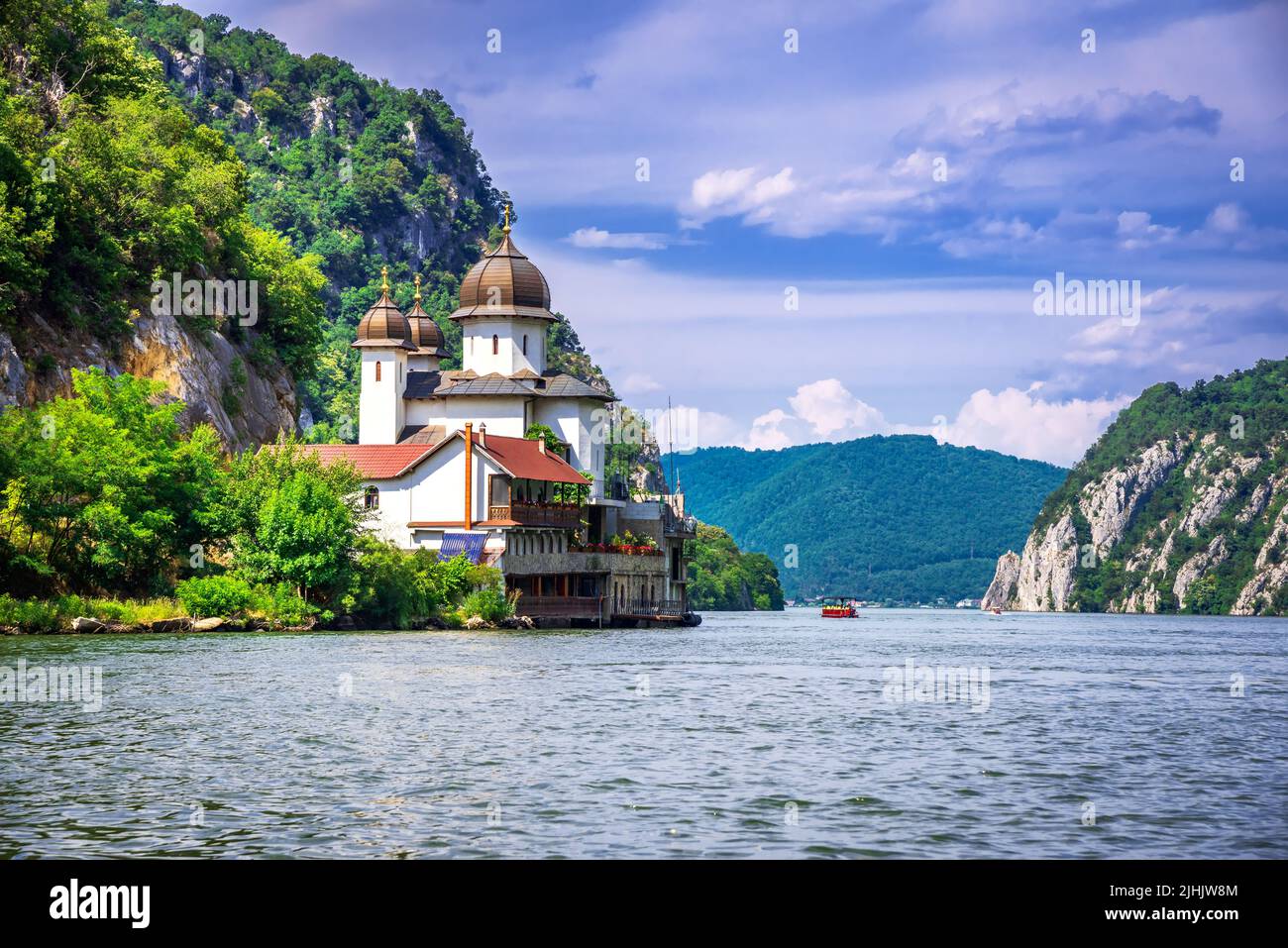 Mraconia, Rumänien. Blick auf das Mraconia-Kloster auf der rumänischen Seite der Djerdap-Schlucht des Donau-Flusses, berühmte Eiserne Tore. Stockfoto