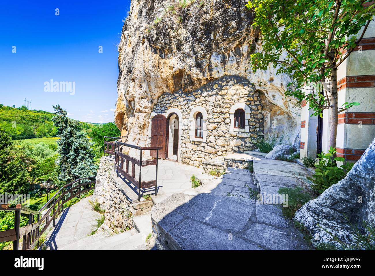 Basarbovo, Bulgarien. Altes Basarbovo-Kloster, in Felsen gehauene orthodoxe Sehenswürdigkeit in der Region Ruse, Donautal. Stockfoto