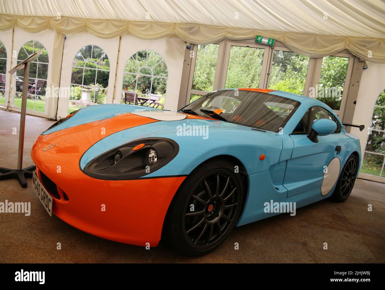Ginetta G40 - Rennen vorbereitet. Zweifarbig orange und blau. Stockfoto