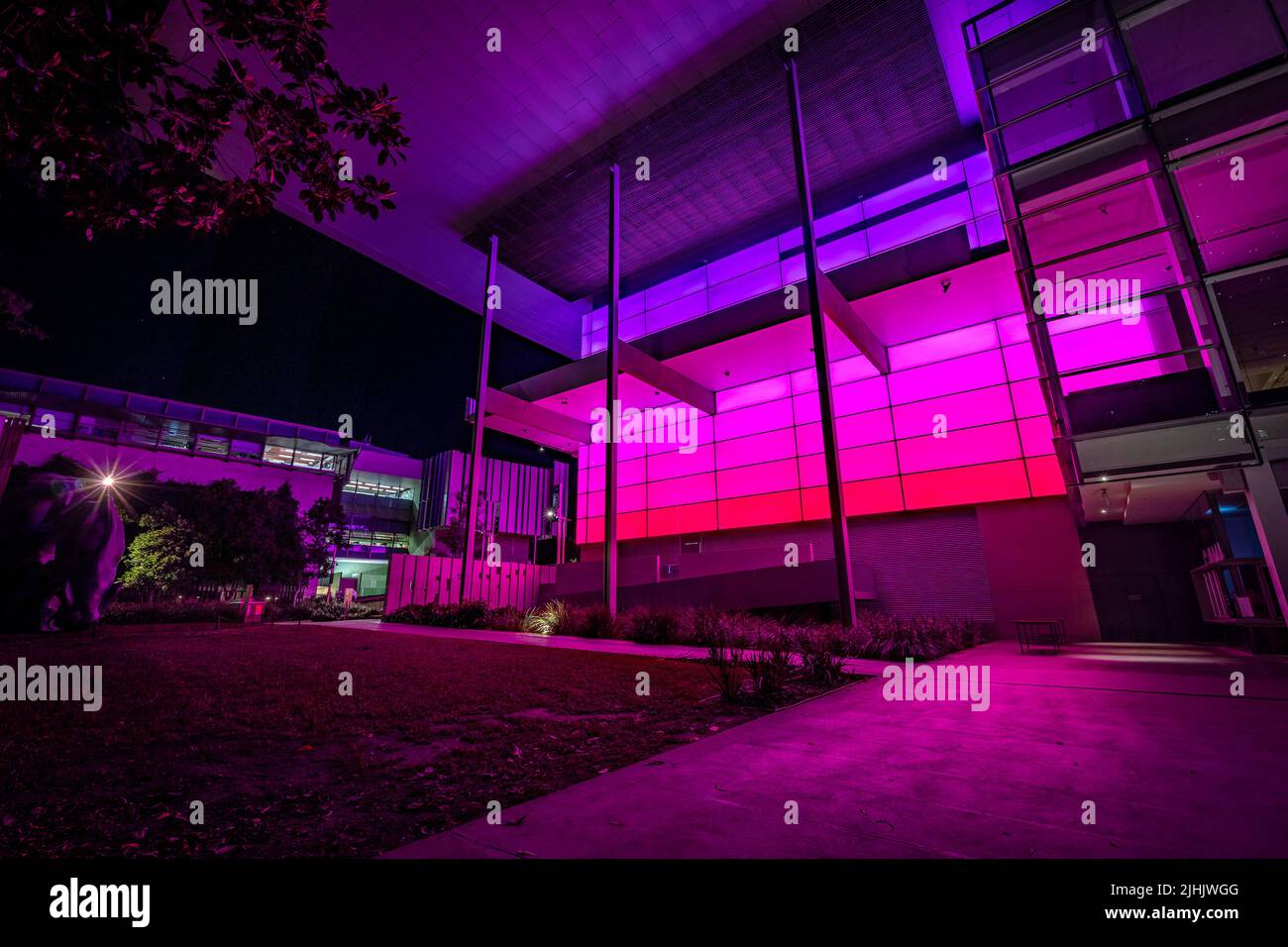 Brisbane, Australien - GOMA (Gallery of Modern Art)-Gebäude, nachts beleuchtet Stockfoto