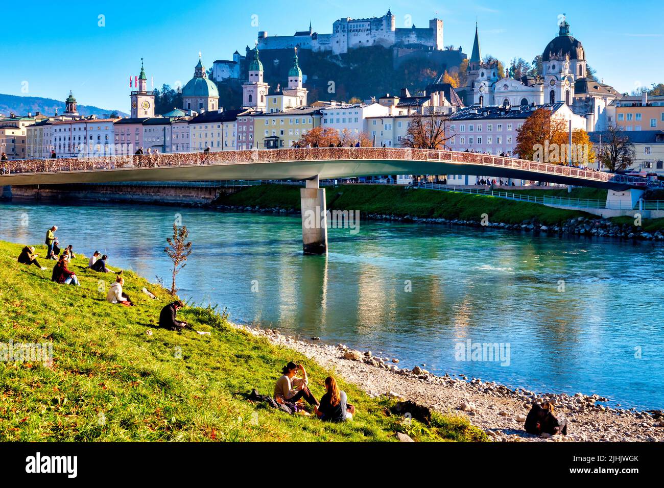 Blick auf die Marko-Feingold-Steg Brücke und das historische Zentrum der Stadt Salzburg, Österreich, Stockfoto