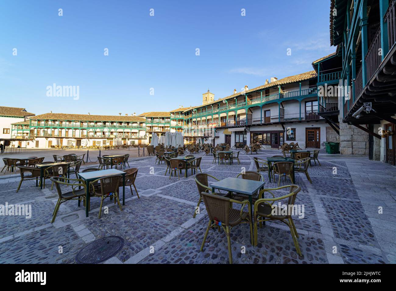 Zentraler Platz einer alten Stadt in Spanien mit Tischen und Stühlen zum Sitzen. Chichon, Madrid. Stockfoto