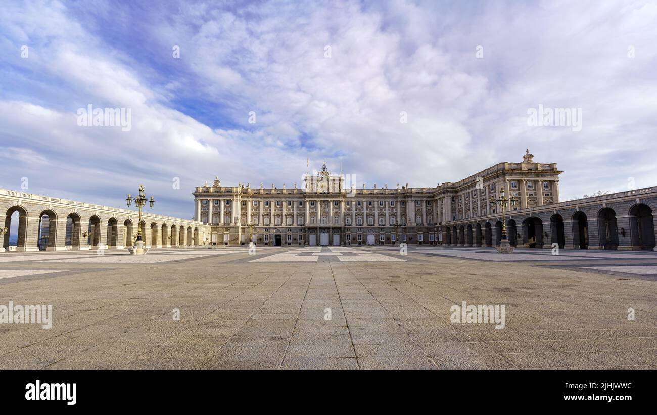 Esplanade und großer Innenhof des königlichen Palastes von Madrid bei Sonnenaufgang an einem Tag mit blauem Himmel und Wolken. Spanien. Stockfoto