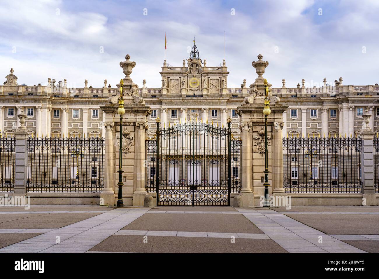 Vordertor des königlichen Palastes von Madrid, Panoramablick auf das Gebäude in seiner Hauptfassade. Spanien. Stockfoto