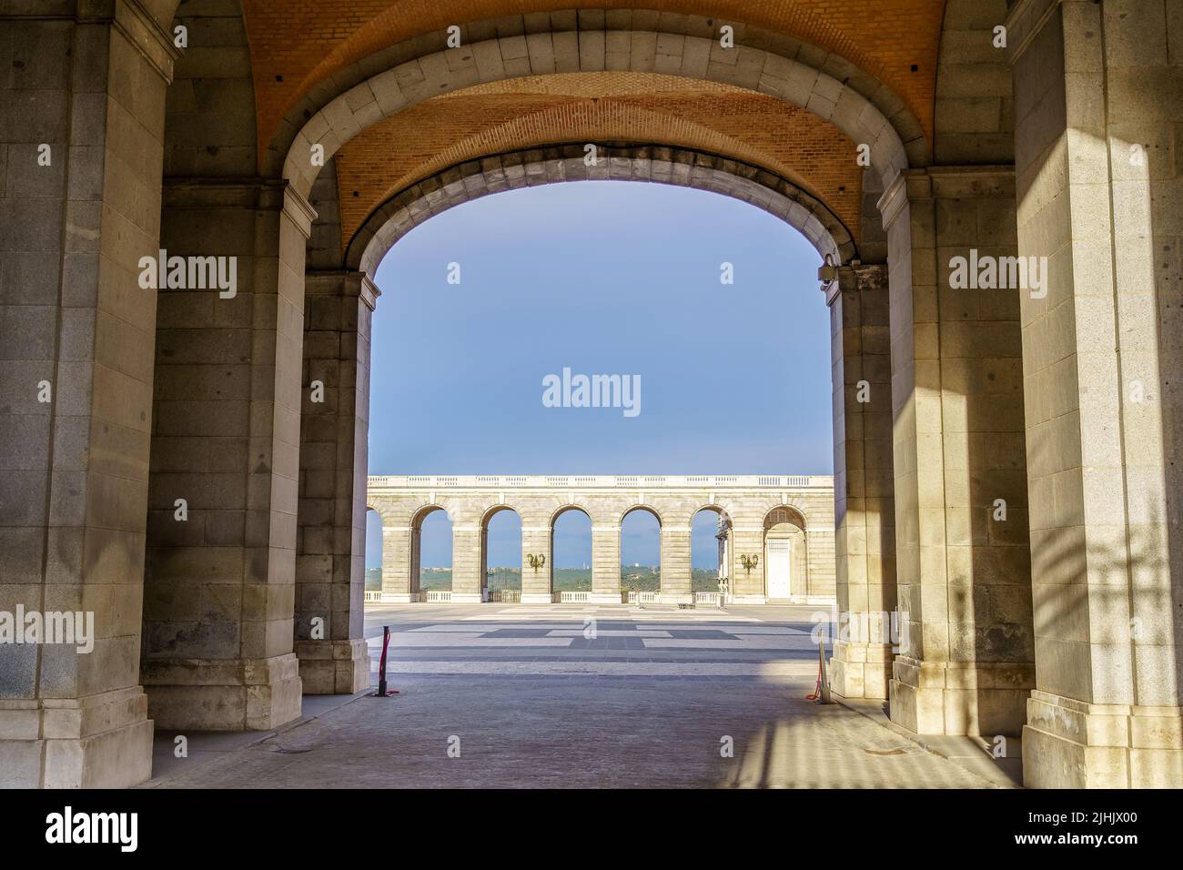 Zugangsstollen zur Esplanade des königlichen Palastes von Madrid mit klarem blauen Himmel. Spanien. Stockfoto