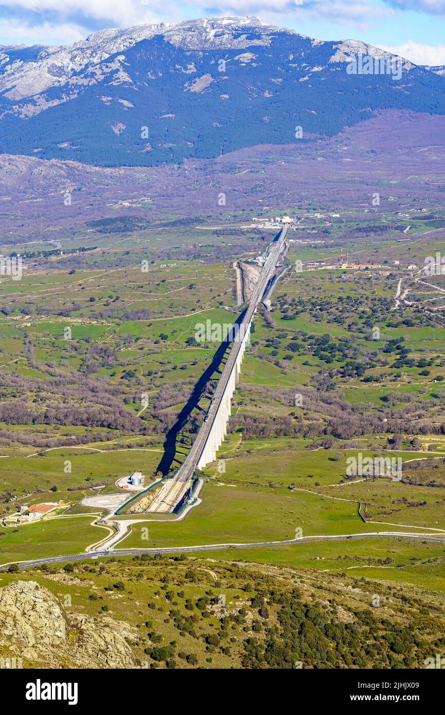 Riesige Brücke im Berg für die Durchfahrt des Hochgeschwindigkeitszuges mit einem Tunnel unten in den Berg hinein. Madrid. Stockfoto