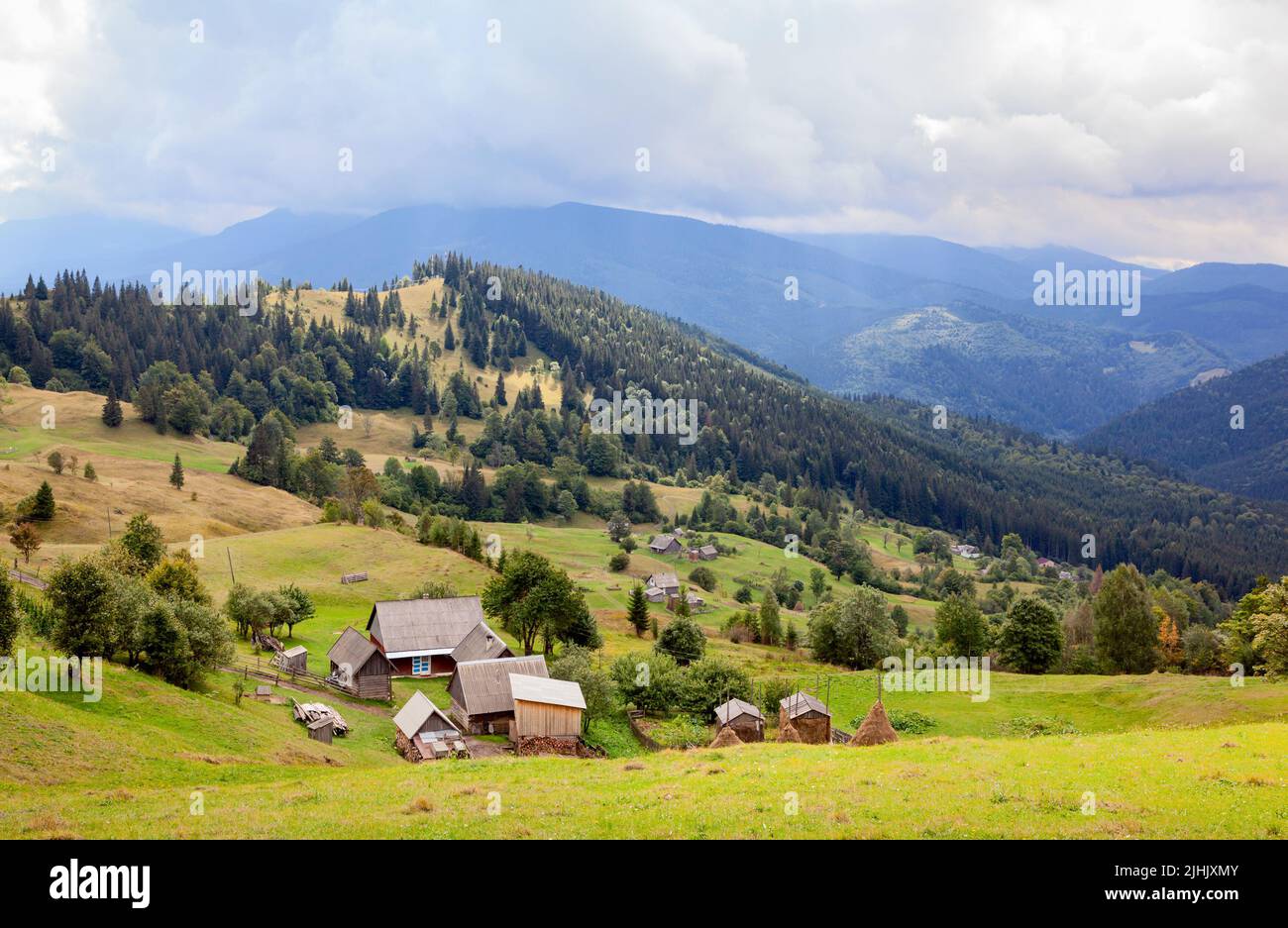 Grüne Hügel in der Nähe des Dorfes Yasinya. Karpaten, Ukraine. Stockfoto