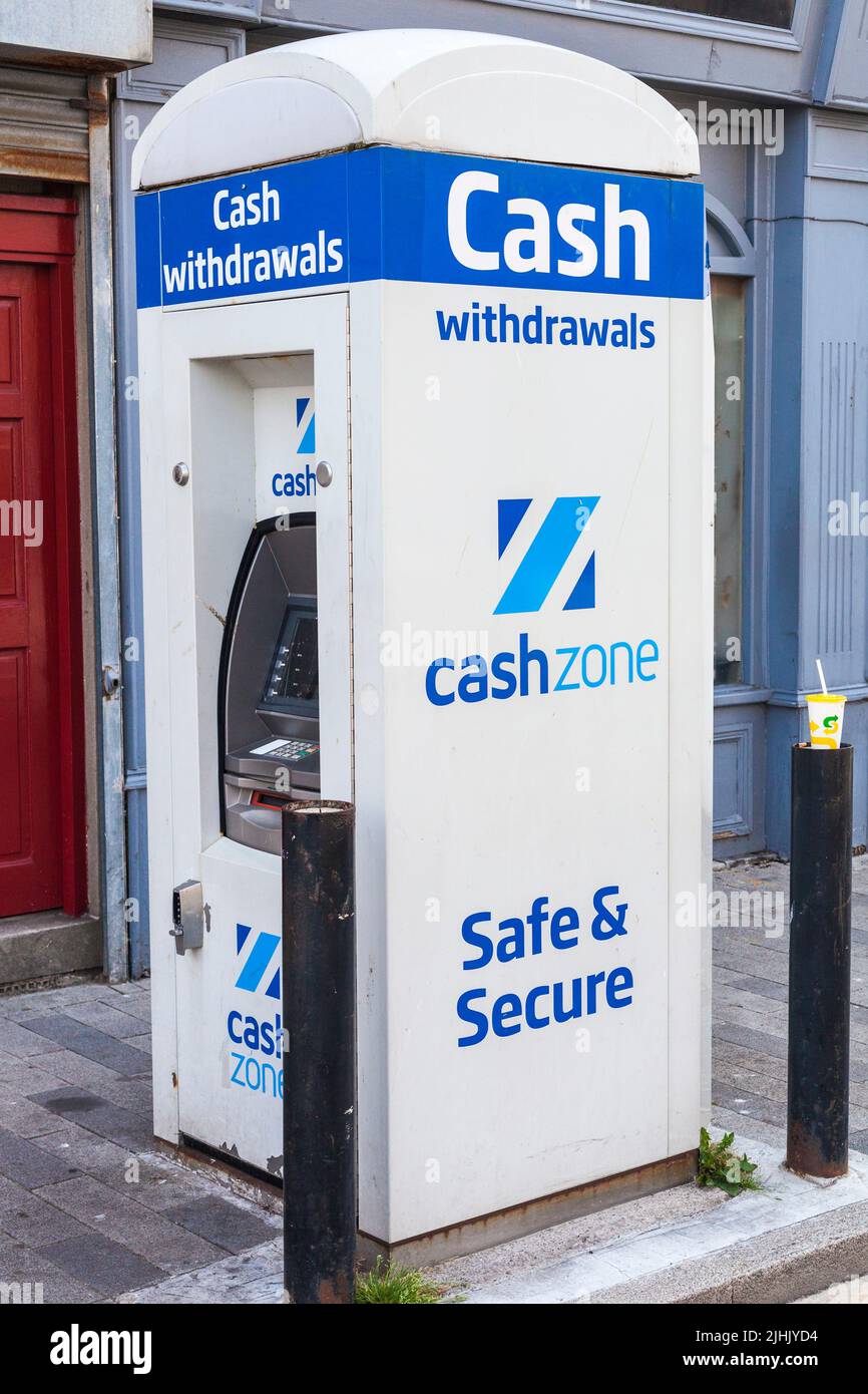 Ein eigenständiger Geldautomaten in der Cash Zone in Hartlepool, England, Großbritannien Stockfoto