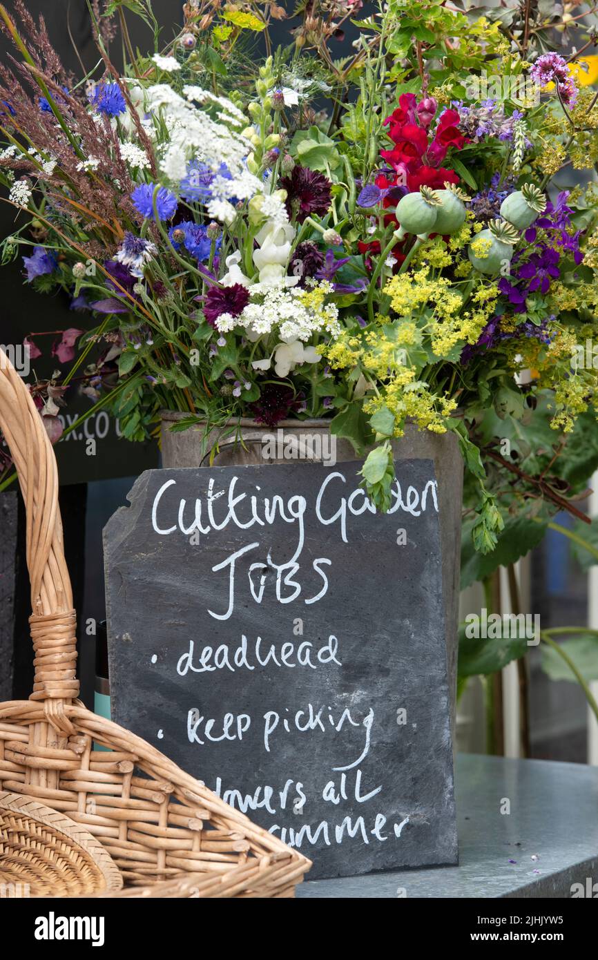 Schneiden Sie die Blumenanzeige mit der Liste der Kreidetafel-Jobs bei einer Blumenschau. VEREINIGTES KÖNIGREICH Stockfoto