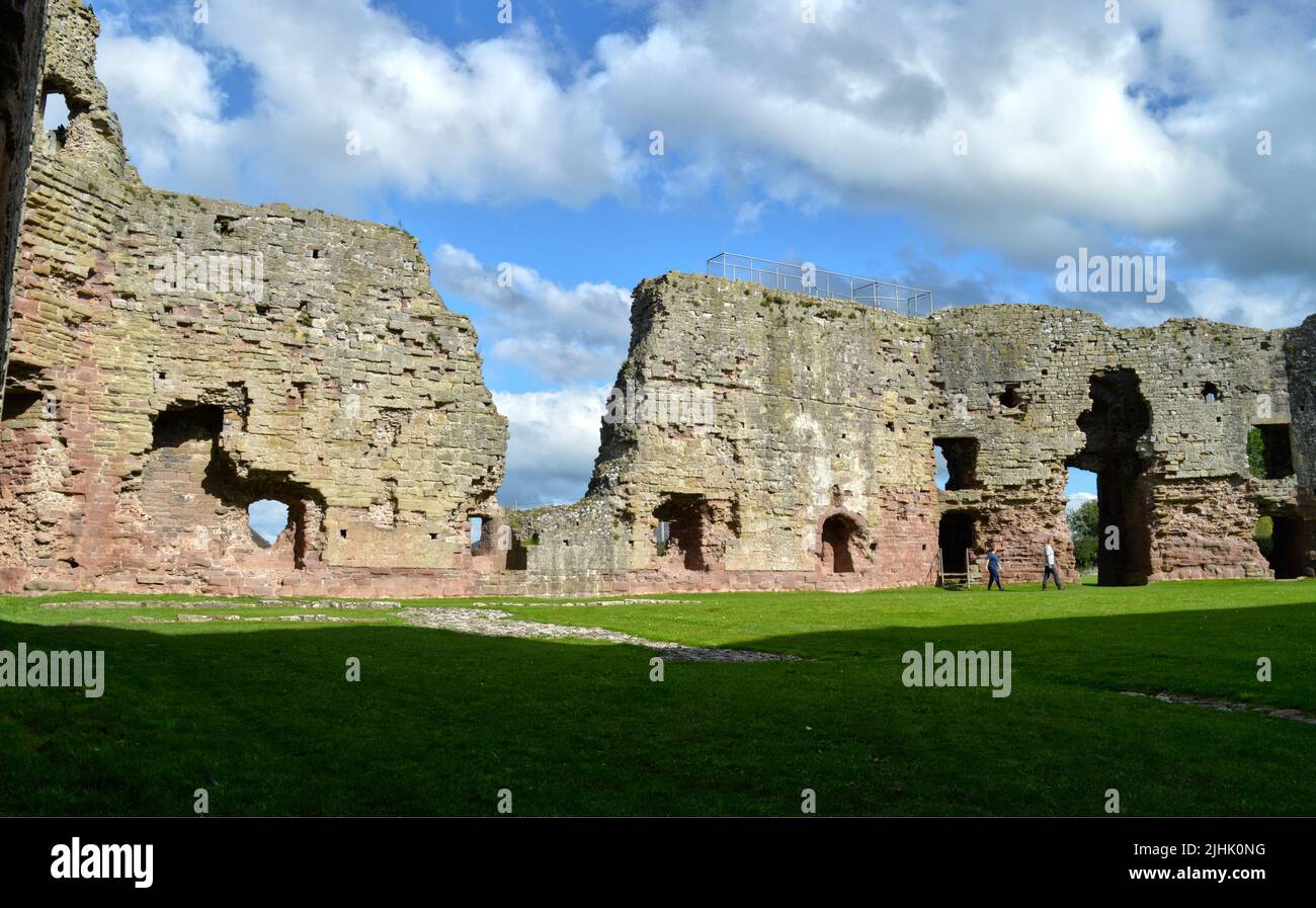 Historisches Schloss Rhuddlan in der Nähe von Rhyl am Fluss Clwyd eine mittelalterliche Burg in Nordwales Stockfoto