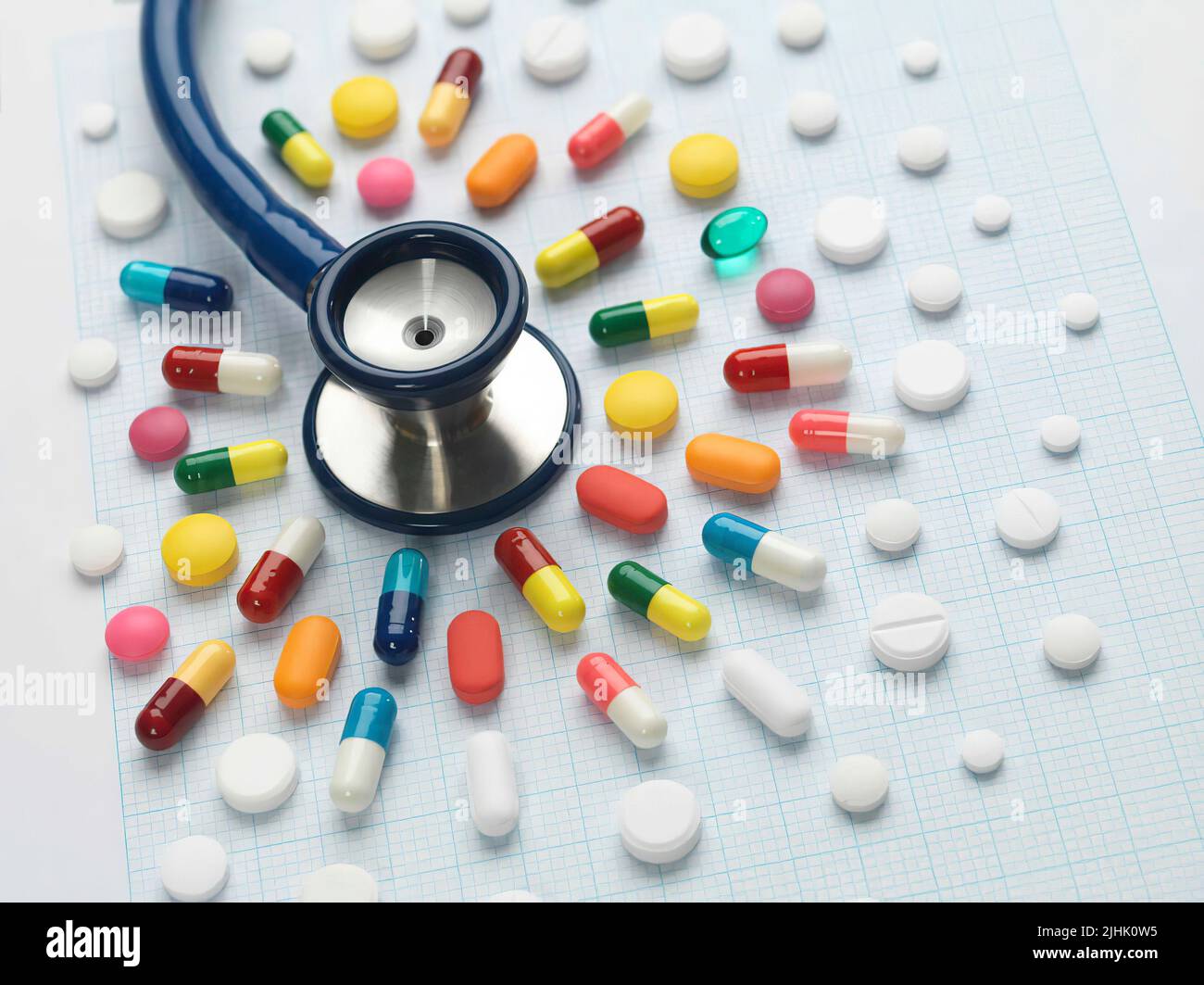 Stethoskop und verschiedene Pillen auf blauem Hintergrund. Medicene-Konzept Stockfoto