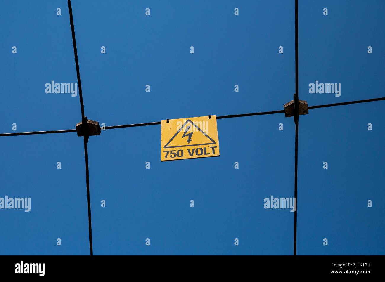 Hochspannungs-Energie singen auf Stromkabel für Strom elektrischen Straßenbus Stockfoto