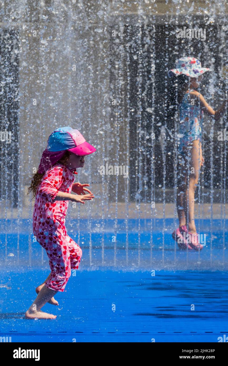 London, Großbritannien. 19.. Juli 2022. Am heißesten Tag des Jahres kühlen sich die Menschen in den Springbrunnen von Jeppe Hein's Appearing Rooms im Londoner‘Southbank Centre ab. Kredit: Guy Bell/Alamy Live Nachrichten Stockfoto