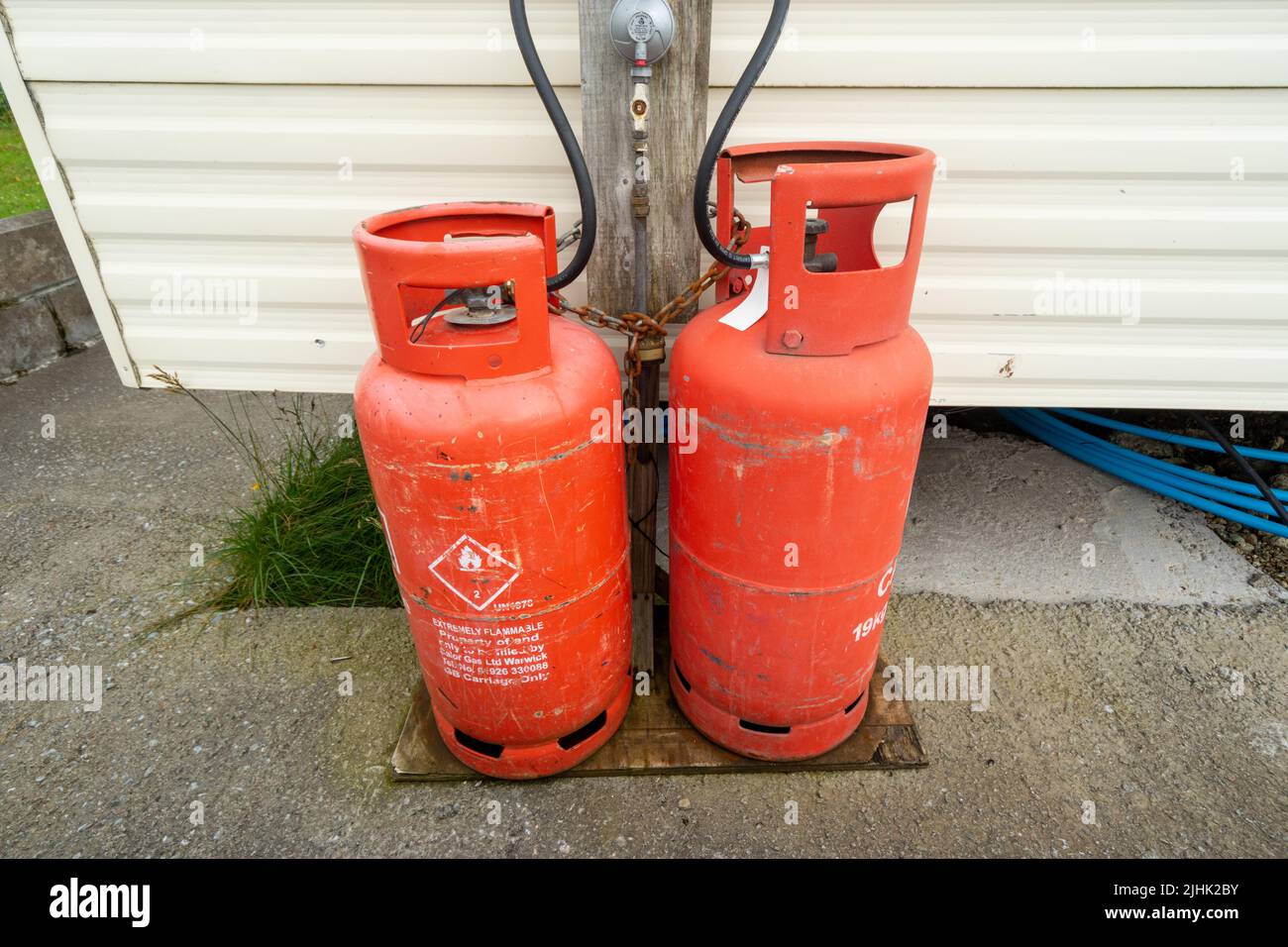 Installation von zwei 19kg Gasflaschen oder Gasflaschen, Calor Propan zur Heizung und Warmwasserversorgung für einen Wohnwagen oder Anhänger, Schottland, Großbritannien Stockfoto