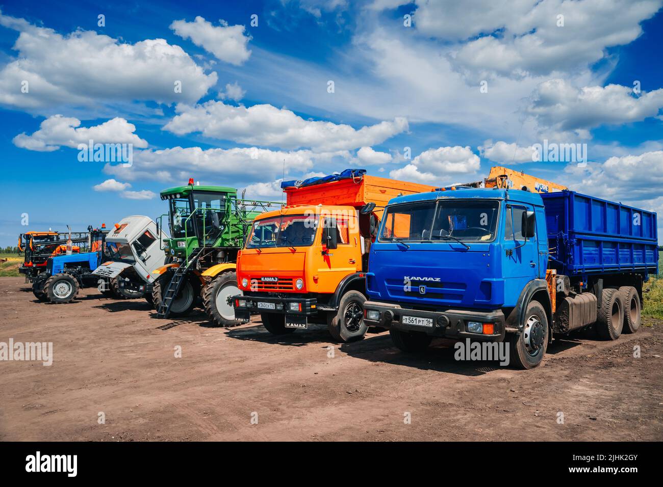 Tatarstan, Russland. 2022, Jine 14. Moderne Landmaschinen für die Landwirtschaft. KAMAZ LKW für die Ernte. Ausrüstung auf dem Bauernhof. Stockfoto