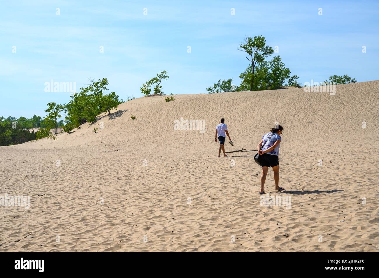 Mutter und Sohn wandern die steilen Dünen am Sandbanks Dunes Beach, Prince Edward County, Ontario, Kanada. Stockfoto