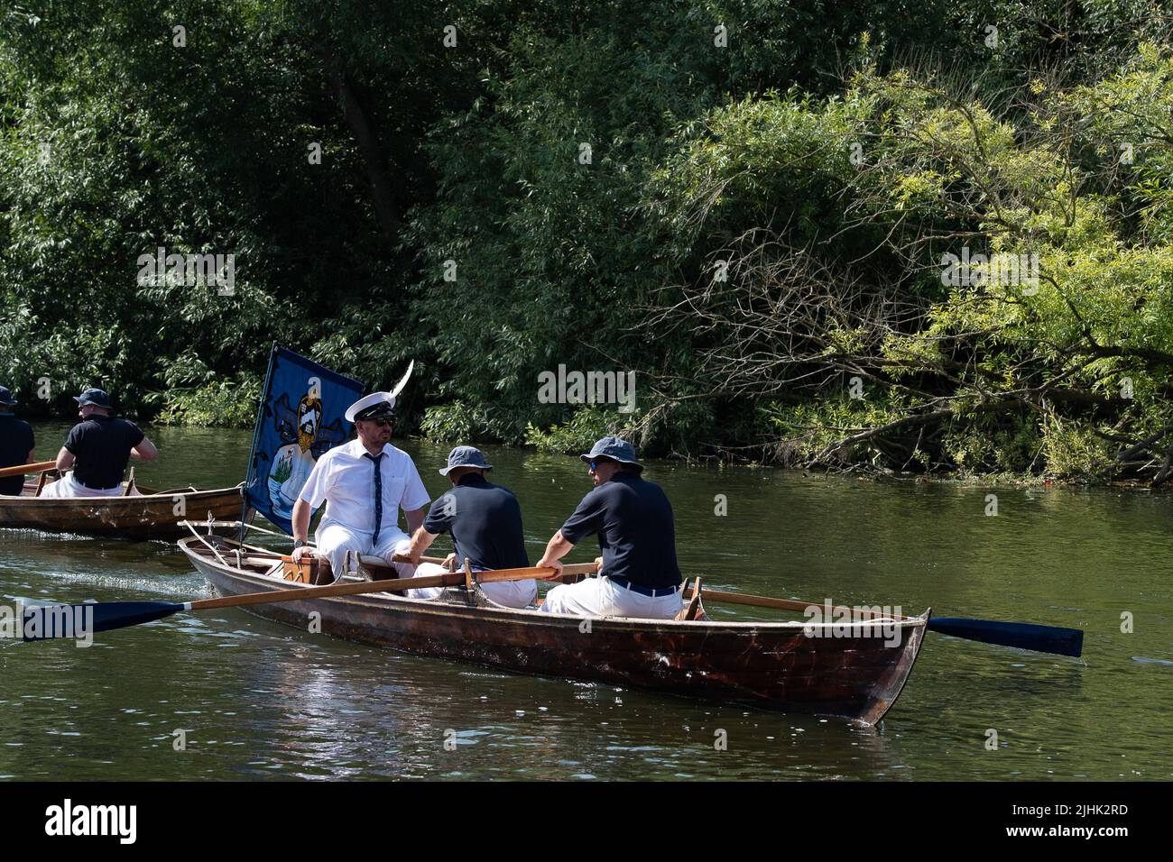 Bray, Großbritannien. 19.. Juli 2022. Schwanenboot auf der Themse bei Bray Lock. Swan Upping ist die traditionelle britische jährliche Zählung der Schwäne und Cygnets an der Themse durch die Royal Swan Uppers und Swan Uppers der Lackhersteller der Winzer und Dyers. Leider ist die Zahl der Cygnets nach der Vogelgrippe Anfang dieses Jahres und der Zahl der Schwäne, die durch brutale Hundeangriffe und Jugendliche getötet wurden, zurückgegangen. Quelle: Maureen McLean/Alamy Live News Stockfoto