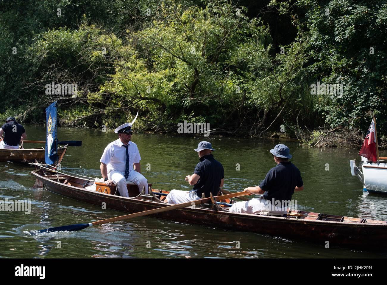 Bray, Großbritannien. 19.. Juli 2022. Schwanenboot auf der Themse bei Bray Lock. Swan Upping ist die traditionelle britische jährliche Zählung der Schwäne und Cygnets an der Themse durch die Royal Swan Uppers und Swan Uppers der Lackhersteller der Winzer und Dyers. Leider ist die Zahl der Cygnets nach der Vogelgrippe Anfang dieses Jahres und der Zahl der Schwäne, die durch brutale Hundeangriffe und Jugendliche getötet wurden, zurückgegangen. Quelle: Maureen McLean/Alamy Live News Stockfoto