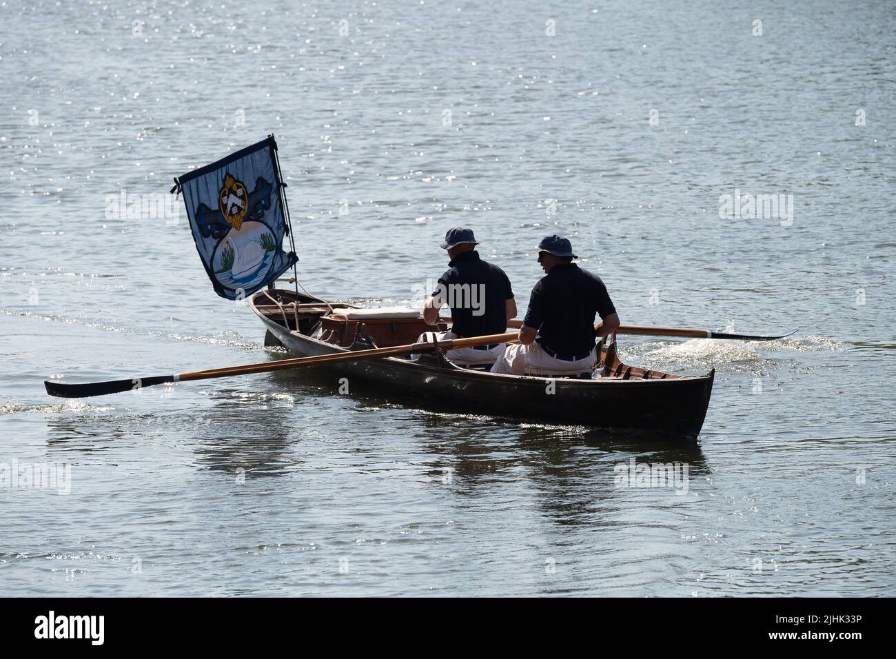 Bray, Großbritannien. 19.. Juli 2022. Schwanenboot auf der Themse bei Bray Lock. Swan Upping ist die traditionelle britische jährliche Zählung der Schwäne und Cygnets an der Themse durch die Royal Swan Uppers und Swan Uppers der Lackhersteller der Winzer und Dyers. Leider ist die Zahl der Cygnets nach der Vogelgrippe Anfang dieses Jahres und der Zahl der Schwäne, die durch brutale Hundeangriffe und Jugendliche getötet wurden, zurückgegangen. Quelle: Maureen McLean/Alamy Live News Stockfoto