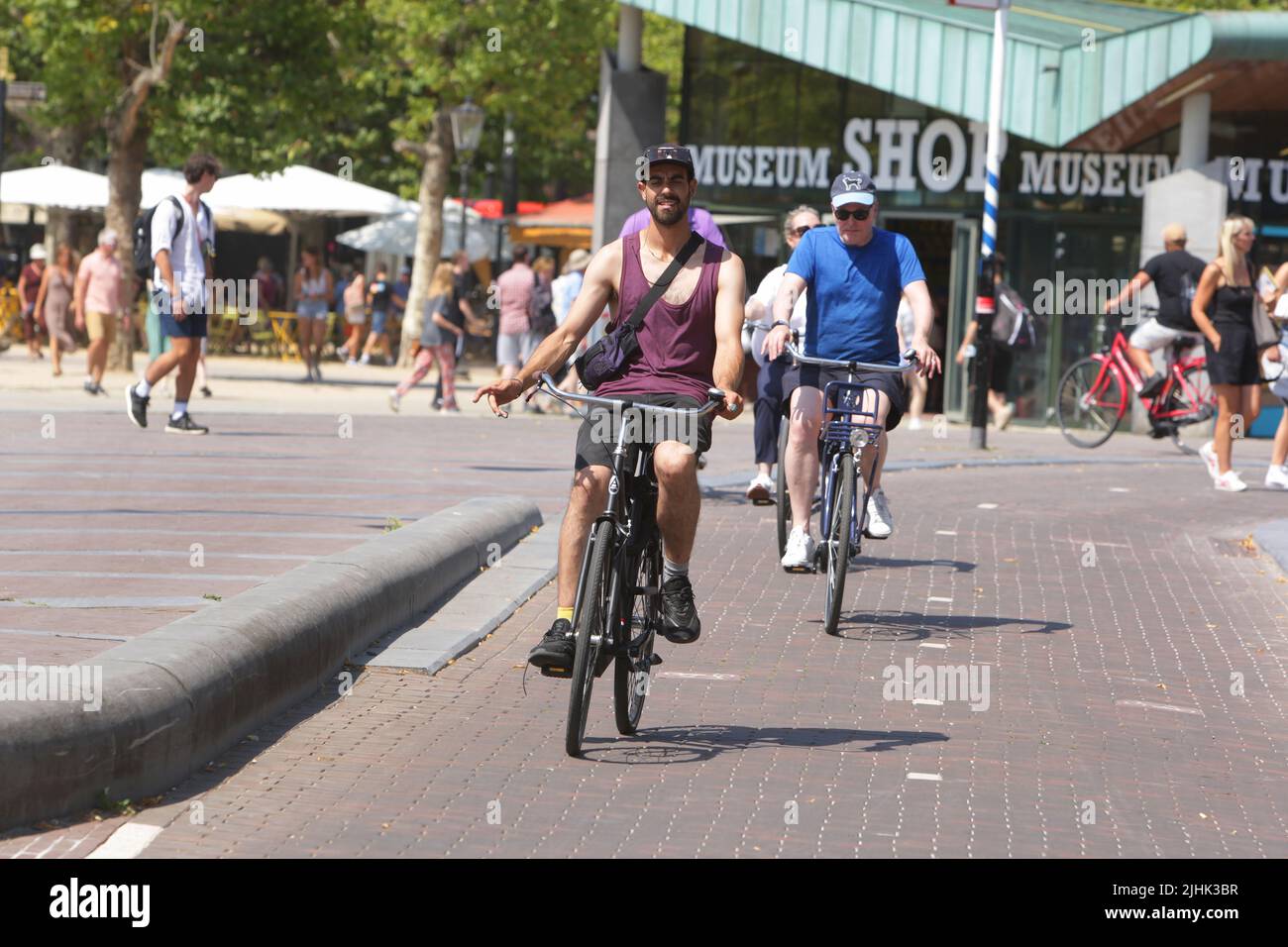 Amsterdam, Niederlande. 19.. Juli 2022. Mitglieder der Öffentlichkeit fahren am 19. Juli 2022 in Amsterdam, Niederlande, Fahrräder auf dem Museumplein. In einigen Regionen der Niederlande wurden Temperaturen von 39 Grad Celsius prognostiziert, das niederländische Wetterbüro (KNMI) gab eine Code-Orange-Wetterwarnung heraus. (Foto von Paulo Amorim/Sipa USA) Quelle: SIPA USA/Alamy Live News Stockfoto