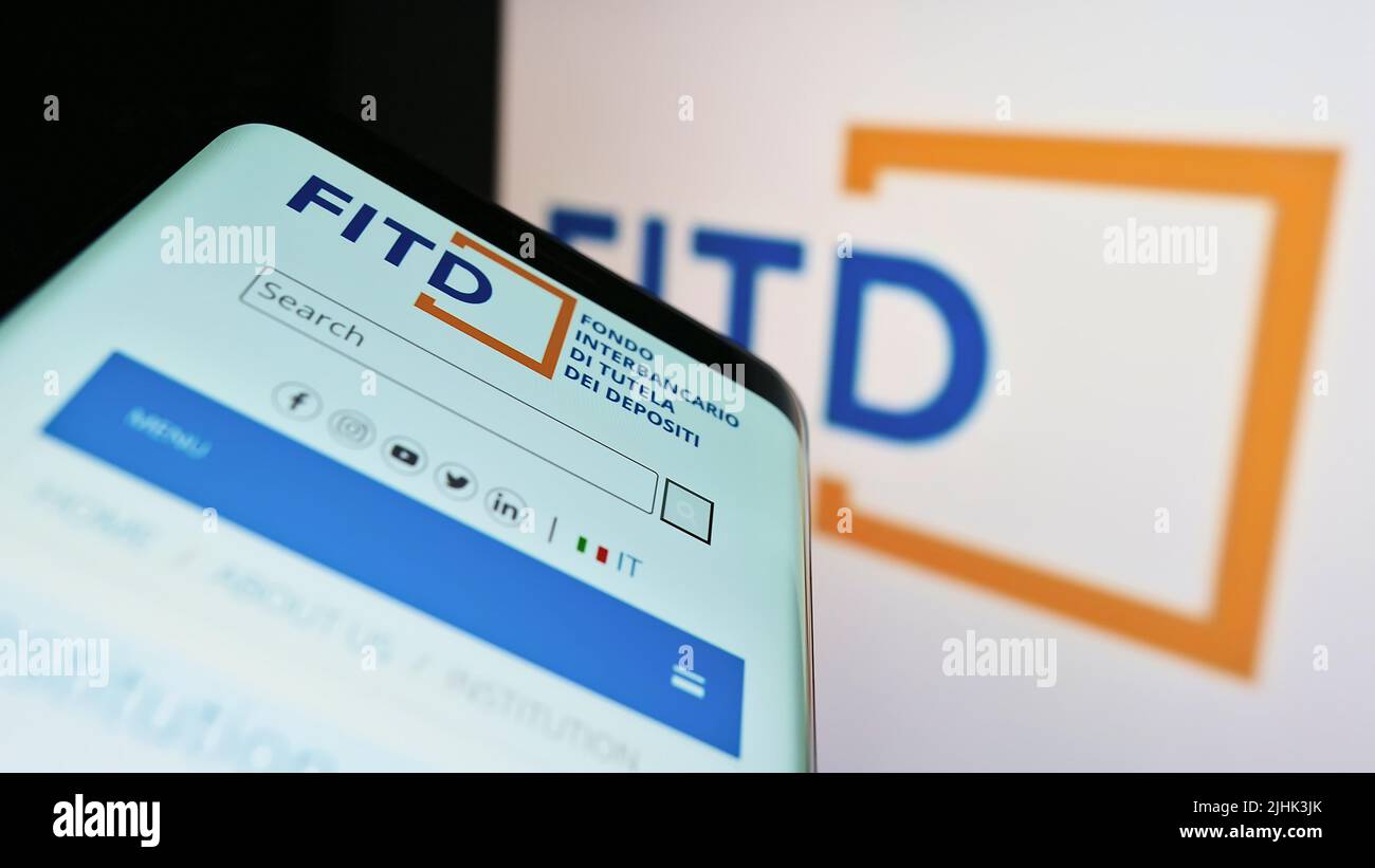 Smartphone mit Website von Fondo Interbancario di Tutela dei Depositi (FITD) auf dem Bildschirm vor dem Logo. Konzentrieren Sie sich auf die Mitte des Telefondisplays. Stockfoto