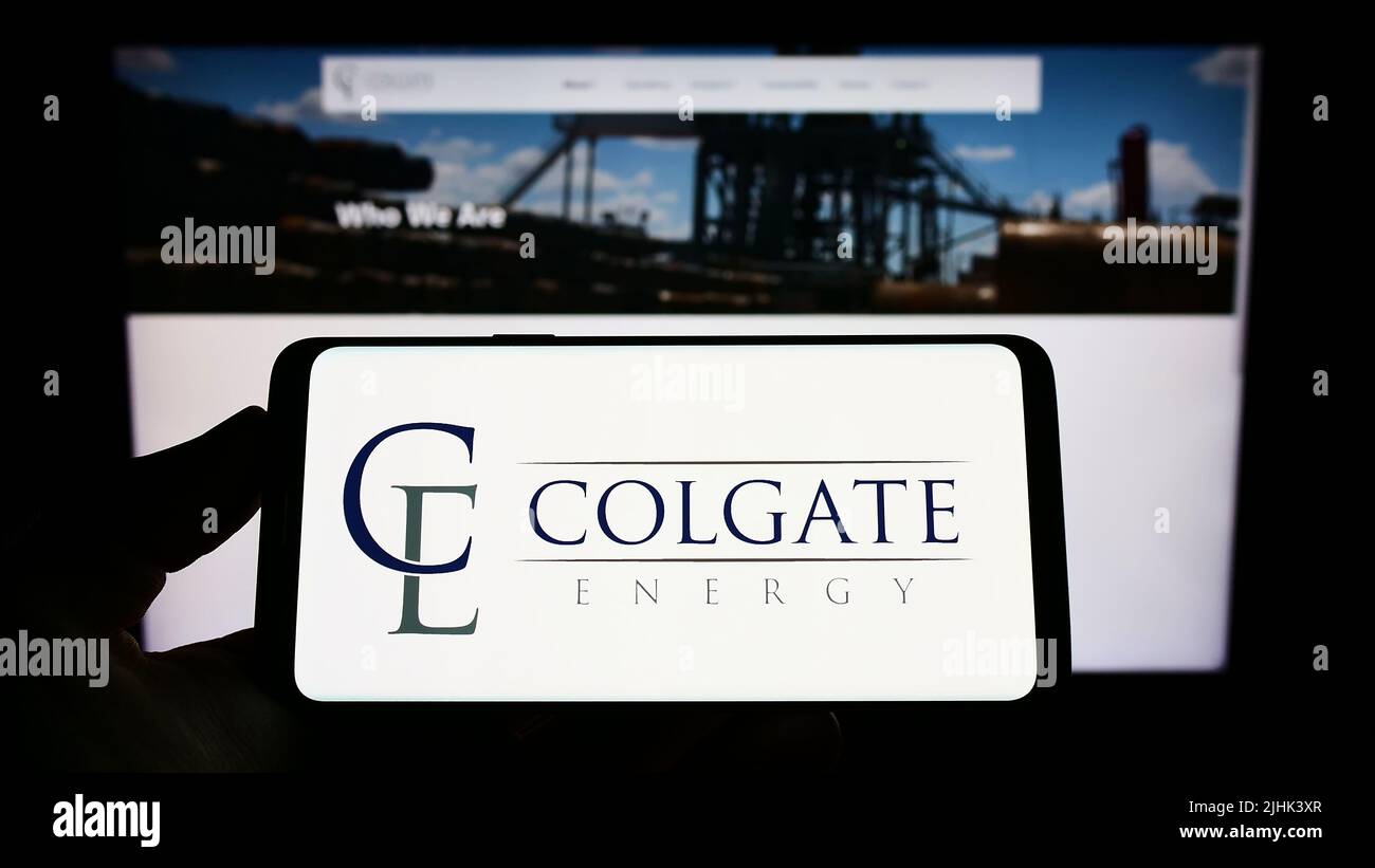 Person, die ein Smartphone mit dem Logo des US-amerikanischen Öl- und Gasunternehmens Colgate Energy LLC auf dem Bildschirm vor der Website hält. Konzentrieren Sie sich auf die Telefonanzeige. Stockfoto