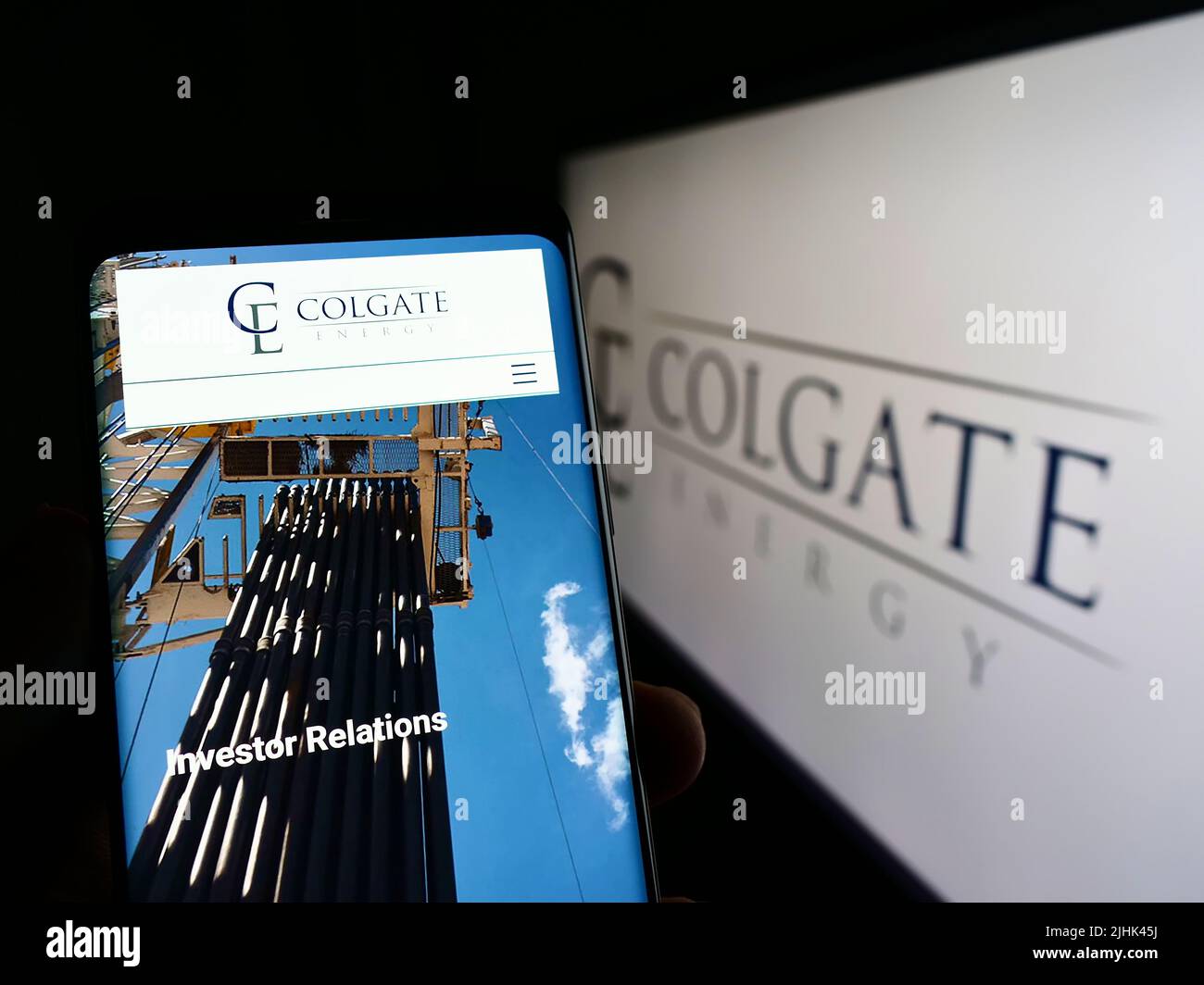Person, die Mobiltelefon mit der Website des US-Öl- und Gasunternehmens Colgate Energy LLC auf dem Bildschirm vor dem Logo hält. Konzentrieren Sie sich auf die Mitte des Telefondisplays. Stockfoto