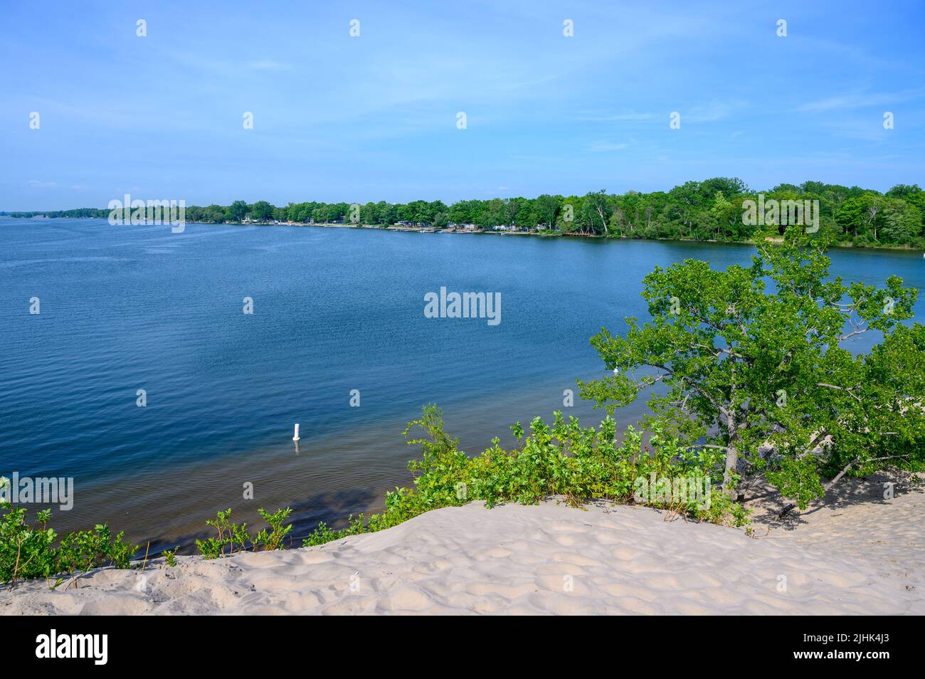 Blick über den West Lake mit Erholungsgebiet am Sandbanks Dunes Beach, Prince Edward County, Ontario, Kanada. Stockfoto