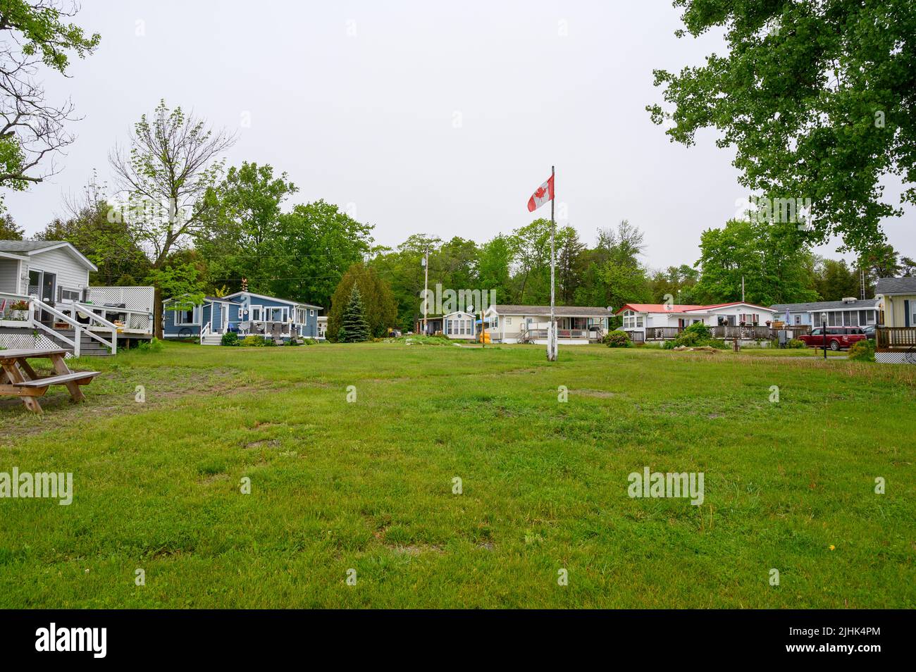 Bungalows am Ufer des Lake ontario an der Cedardale Road, Brighton, Ontario, Kanada. Stockfoto