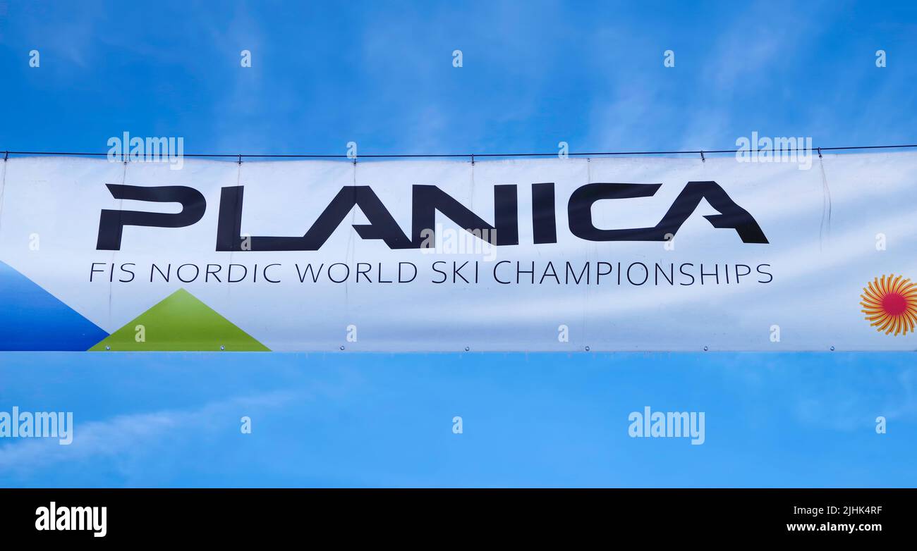 Banner vor blauem Himmel mit Bezug auf die Planica FIS Nordic World Ski Campionships in Kranjska Gora, Slowenien Stockfoto
