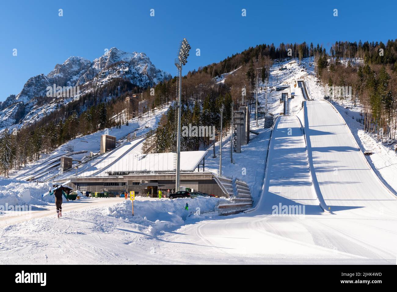 Blick auf die Skisprungschanze in Planica, Slowenien bei Ratece bei Kranjska gora im Winter mit Schnee. Stockfoto