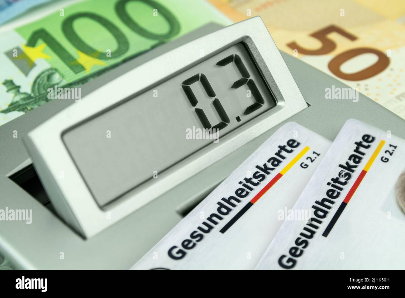 Rechner 0,3 und Euro mit der deutschen Krankenversicherungskarte Stockfoto