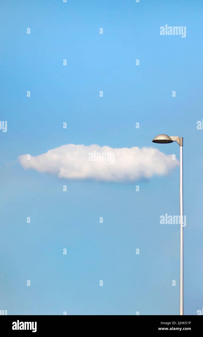 Hohe Straßenlaterne mit minimalem, einfachem Cloud-under, Wetterprognosekonzept. Wird es heute duschen? Stockfoto