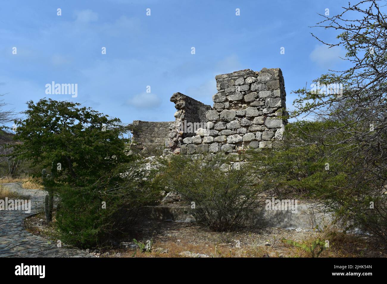 Verlassene und verlassene Steingebäude und Strukturruinen in Aruba Stockfoto