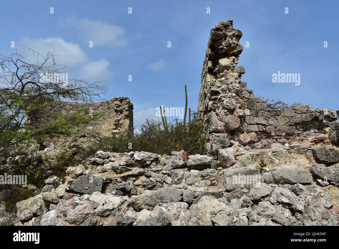 Felsgebäude Überreste der verlassenen Goldmühle Balashi in Aruba. Stockfoto