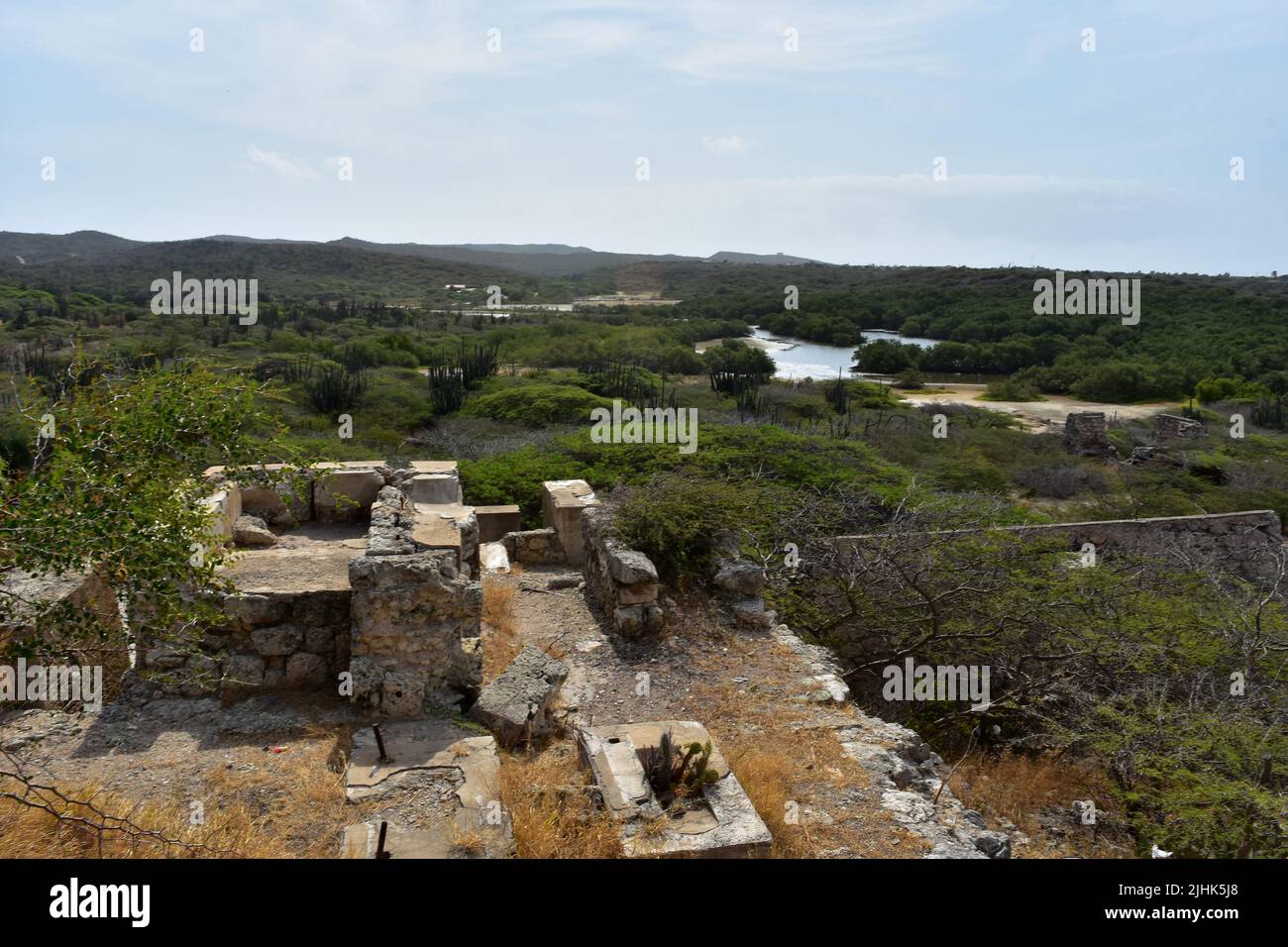 Blick auf die Ruinen der Goldmühle und die spanische Lagune in Aruba. Stockfoto