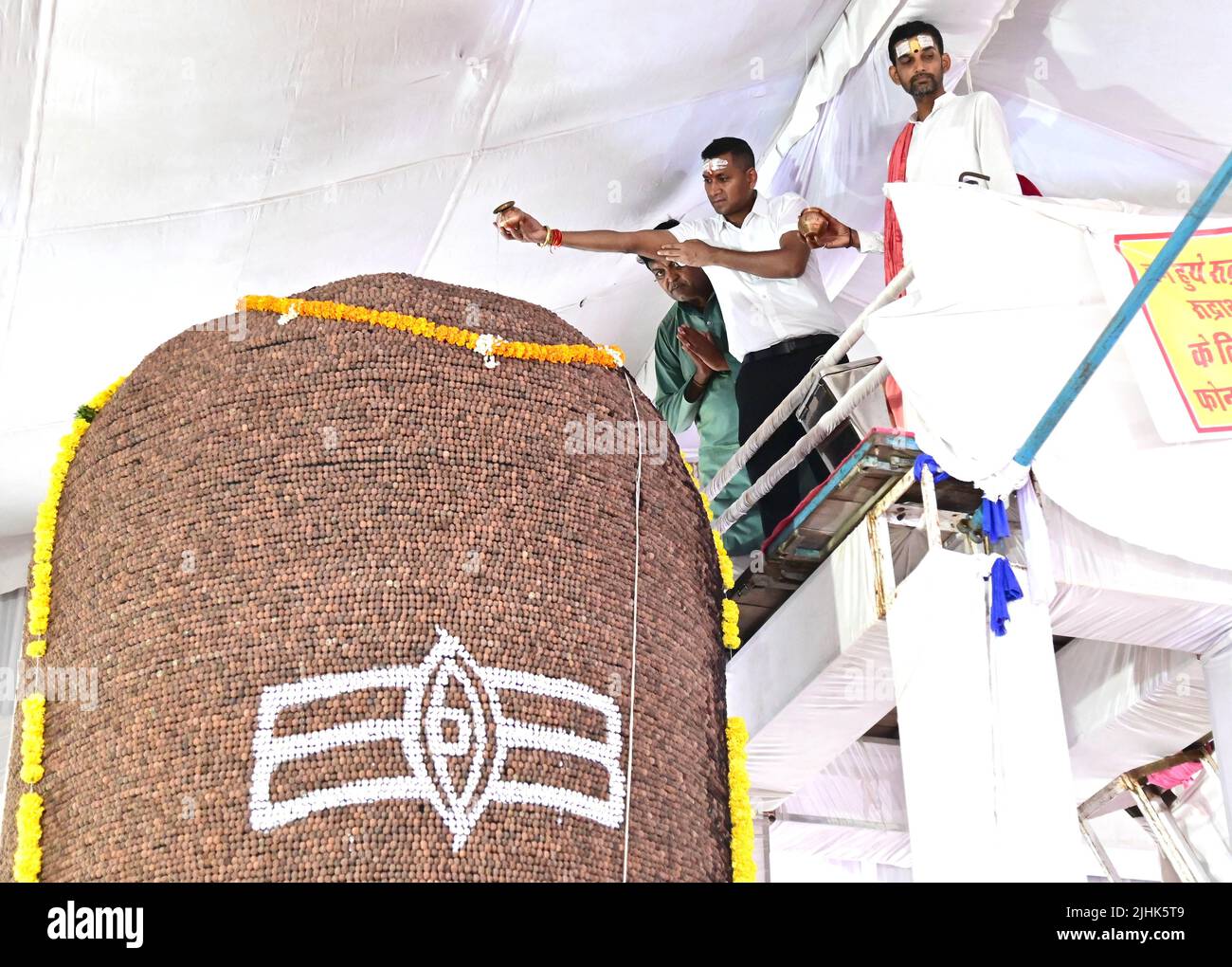 Bikaner, Rajasthan, Indien. 18.. Juli 2022. Bikaner Divisorische Kommissar Dr. Neeraj K. Pawan führt Gebet zu Herrn Shiva an einem Vaishno-Dham-Tempel während des heiligen Monats von Shravan in Bikaner durch. (Bild: © Dinesh Gupta/Pacific Press via ZUMA Press Wire) Stockfoto