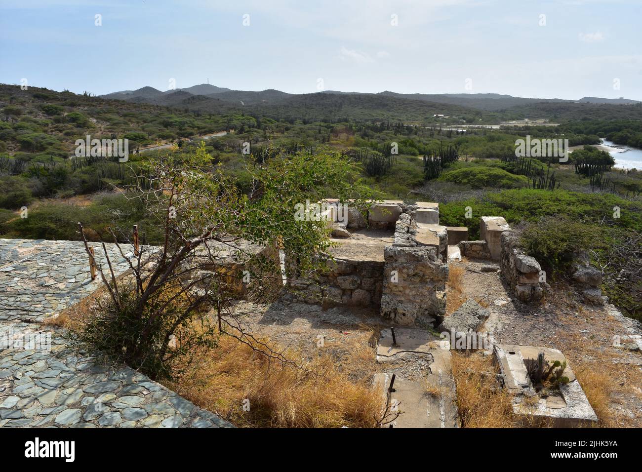 Blick hinunter auf verlassene Ruinen der Goldmühle Balashi in Aruba. Stockfoto