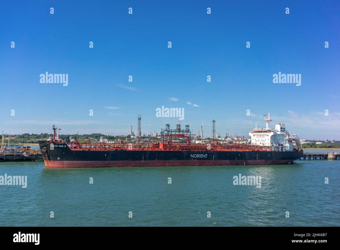 Norient Baltic Sun II Öl-/Chemietanker, der am Ölterminal in der Fawley Refinery, Fawley, Hampshire, England, Großbritannien, festgemacht wurde Stockfoto