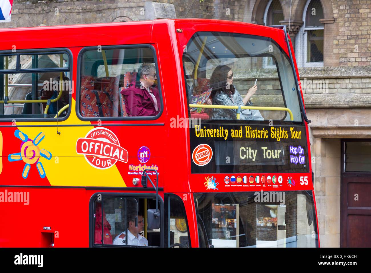Tour durch die Universität und historische Sehenswürdigkeiten City Tour Bus in Oxford, Oxfordshire UK an einem regnerischen Tag im August Stockfoto