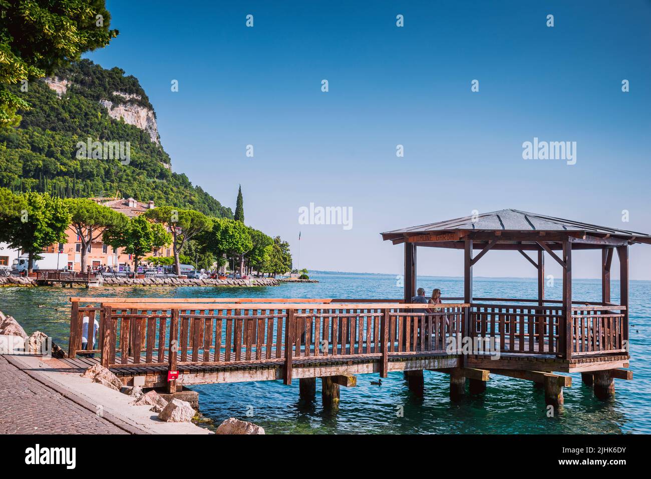 Pier und hölzerne Pergola. Garda Promenade. Garda ist eine Stadt und Gemeinde am Ufer des 