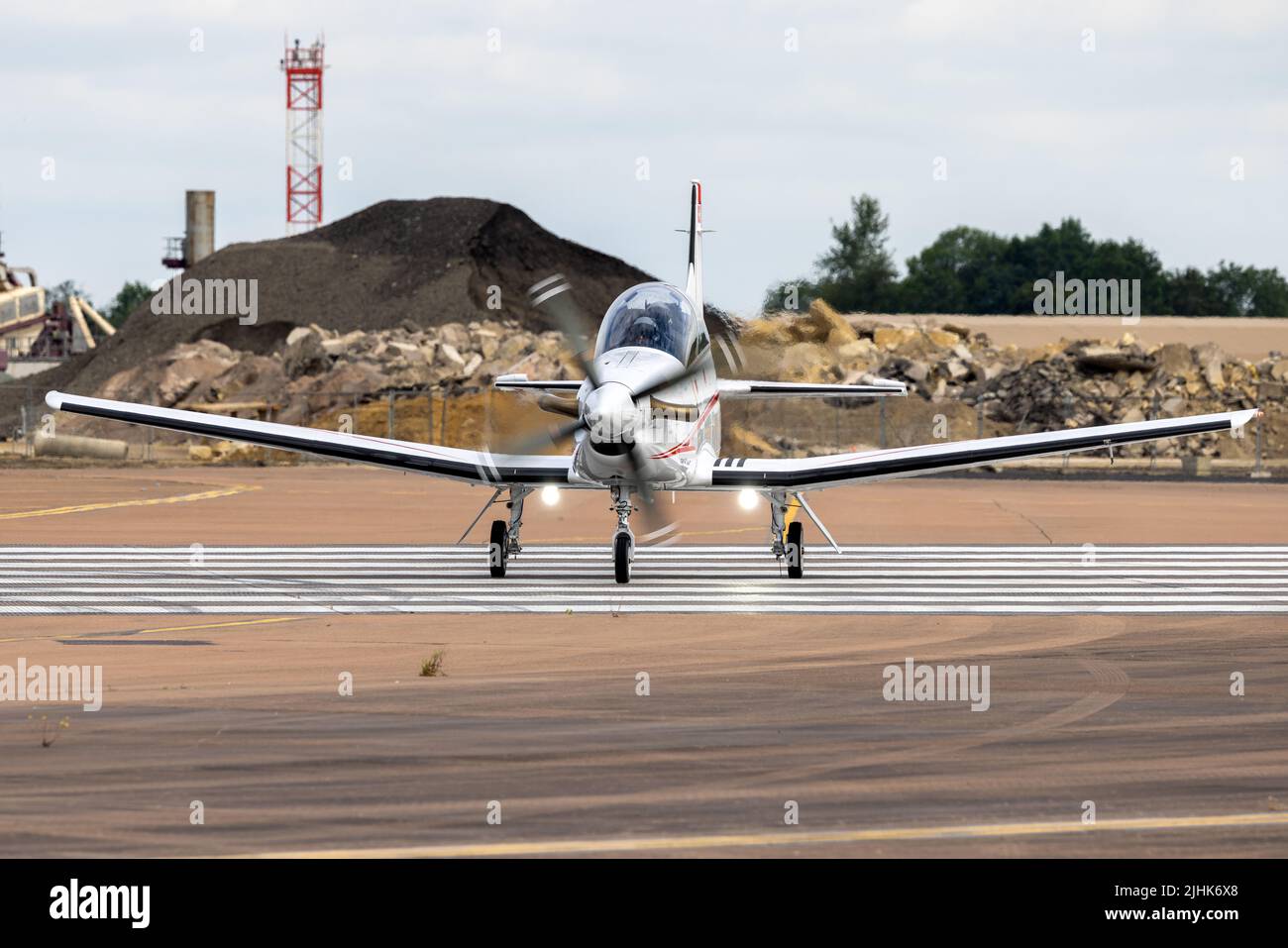 Pilatus PC-7 Mk.II ‘HB-HHH’ rollt bei RAF Fairford am 13.. Juli, um an der Royal International Air Tattoo 2022 teilzunehmen Stockfoto