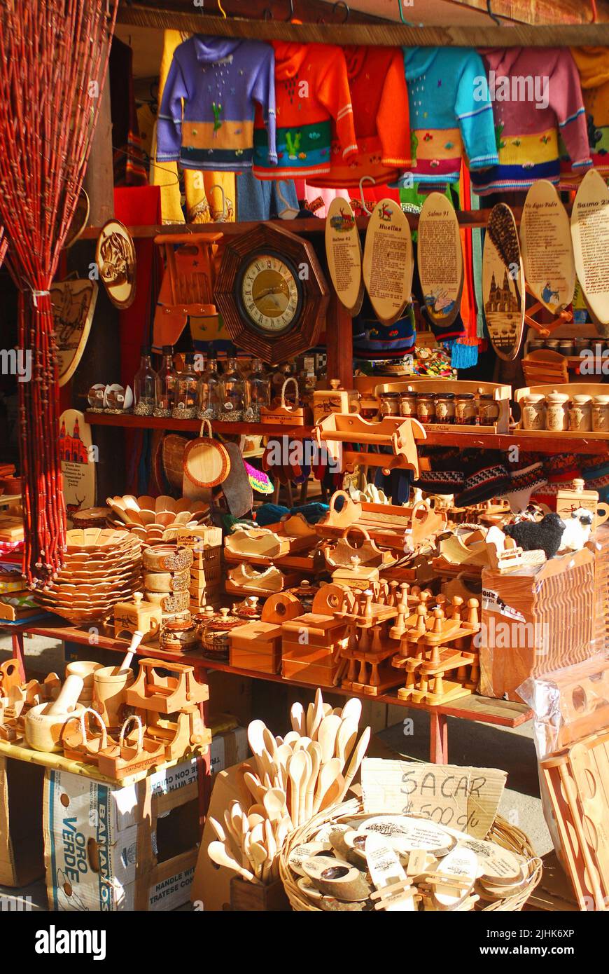 In einem Outdoor-Geschäft in Chiloe, Chile, wurden verschiedene lokale Handwerksgegenstände gemischt. Selektiver Fokus. Stockfoto